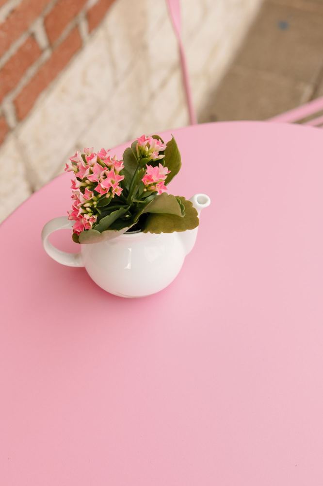 Roze tafeltje met een theepotje vol bloemen